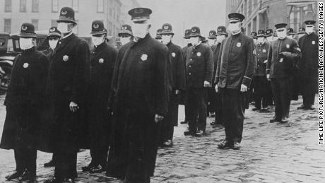 La polizia di Seattle indossa maschere durante l'epidemia di influenza del 1918, che ha causato la morte di milioni di persone in tutto il mondo.