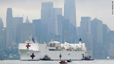 La nave dell'ospedale della Marina spiegata a New York con una capacità di 1.000 posti letto tratta solo 20 pazienti