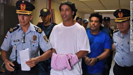 Ronaldinho e suo fratello Roberto (a destra) arrivano al tribunale di Asuncion per comparire davanti a un procuratore.