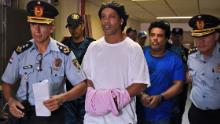 Ronaldinho e suo fratello Roberto (a destra) arrivano al tribunale di Asuncion per comparire davanti a un procuratore.