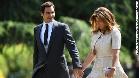 La scorsa settimana Federer e sua moglie Mirka hanno annunciato che avrebbero donato 1 milione di franchi svizzeri ($ 1,02 milioni) per aiutare le famiglie più vulnerabili della Svizzera colpite dalla pandemia di coronavirus.