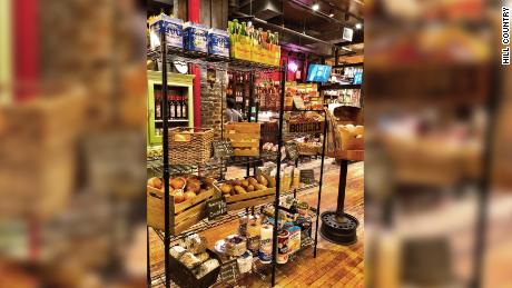 Hill Country a New York vende generi alimentari ai propri clienti.