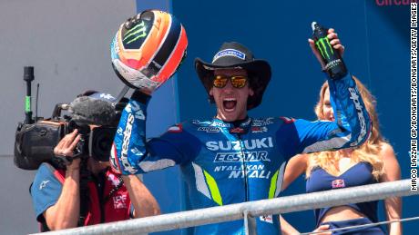 Alex Rins celebra la sua vittoria sul podio alla fine del Grand Prix americano della MotoGp Red Bull Americas.