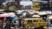 La gente cammina in un mercato affollato in disprezzo di un ordine di spazio sociale, per fare acquisti dell'ultimo minuto prima di un coprifuoco, al mercato Mushin di Lagos. 