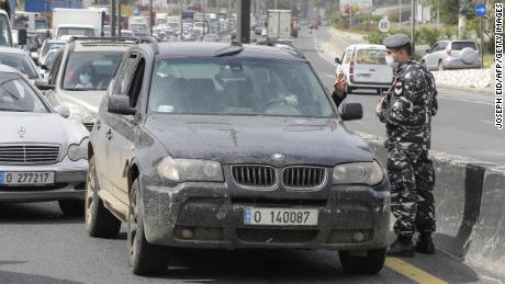 Le forze di sicurezza libanesi fermano le auto in un checkpoint lungo la strada a nord di Beirut il 6 aprile, mentre le autorità applicano nuove misure per limitare il traffico di veicoli.