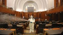 Il 10 marzo, gli operatori sanitari disinfettano i banchi e le sedie del parlamento libanese.