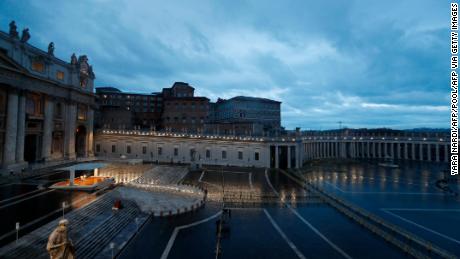 Papa Francesco presiede un momento di preghiera sul sagrato della Basilica di San Pietro il 27 marzo.