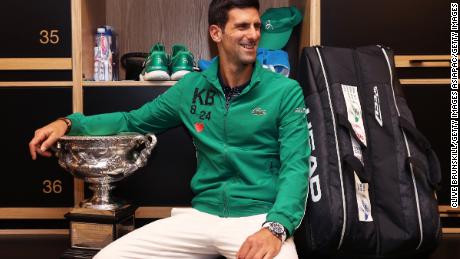 Novak Djokovic posa negli spogliatoi dopo aver vinto la sua ottava finale degli Australian Open. 