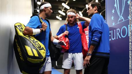 Stefanos Tsitsipas (al centro) era un compagno di squadra di Roger Federer e Rafael Nadal alla Coppa Laver a settembre. 