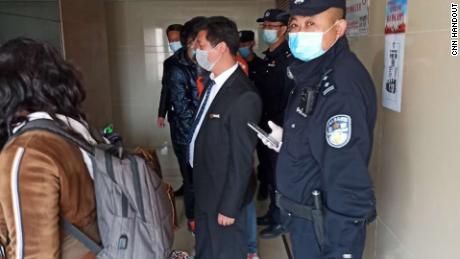 La polizia viene a casa di un residente africano a Pechino.