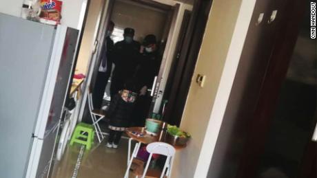 La polizia viene a casa di un residente africano a Pechino.