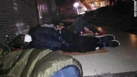Gli africani dormono per strada a Guangzhou dopo essere stati incapaci di trovare riparo.