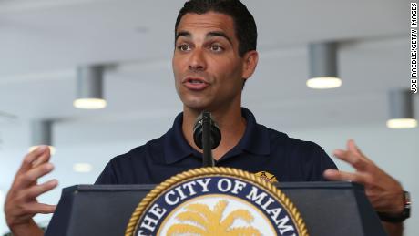 Il sindaco di Miami, Francis Suarez, ha sostenuto un piano per combattere l'impatto della crisi climatica.