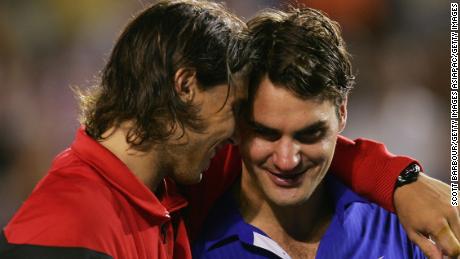 Rafael Nadal (a sinistra) consola Roger Federer dopo che lo spagnolo ha vinto gli Australian Open 2009. 