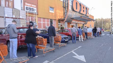 La gente aspetta in fila per entrare in un negozio riaperto nella città di Havirov, Repubblica Ceca, giovedì.