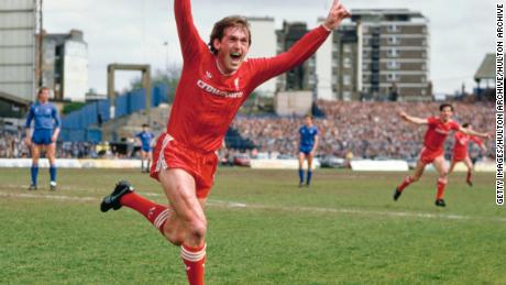 Mentre il manager del Liverpool, Kenny Dalglish, celebra dopo aver segnato il goal vincente che conferisce al Liverpool il campionato di Division 1 per la stagione 1985/86 dopo aver battuto il Chelsea per 1-0 allo Stamford Bridge.