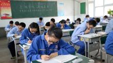 Gli studenti fanno un finto esame di ammissione a Handan, nella provincia di Hebei, nel nord della Cina, il 6 giugno 2017. 