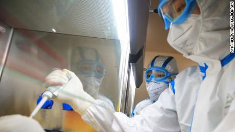I tecnici di laboratorio testano campioni di coronavirus in un laboratorio a Hengyang, nella provincia di Henan, nella Cina centrale.