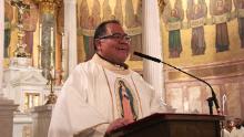 Il reverendo Jorge Ortiz-Garay parla dal pulpito della chiesa di St. Brigid a Wyckoff Heights, Brooklyn.
