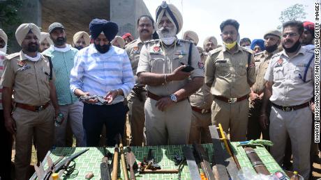 La polizia mostra armi affilate recuperate a Patiala, in India, il 12 aprile. 