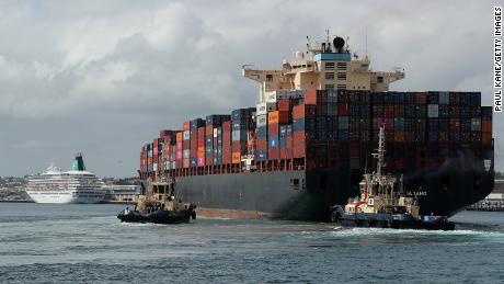 Una nave portacontainer Maersk ormeggia a Fremantle, in Australia, il 27 marzo 2022.