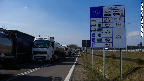 I camion aspettano di essere curati al confine polacco-ucraino.