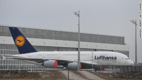 Lufthansa promette & # 39; un ponte aereo per la Germania & # 39; poiché la chiusura del trasporto aereo minaccia un trasporto globale di merci vitale 
