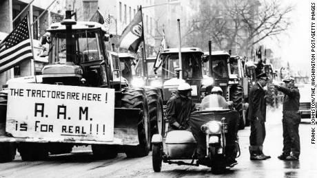 I trattori si allineano nella 15esima strada a Washington mentre la polizia cerca di mantenere l'ordine il 16 febbraio 1979.