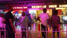 Gli africani si trovano di fronte all'hotel Don Franc a Guangzhou, prima della crisi del coronavirus.