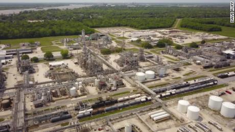La parrocchia di Saint-Jean-Baptiste fa parte di una vasta collezione di impianti chimici e raffinerie di petrolio lungo il fiume Mississippi tra Baton Rouge e New Orleans.