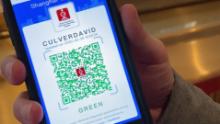 Il corrispondente internazionale della CNN David Culver mostra il suo codice QR per la salute a Shanghai. Un codice verde significa che è in buona salute e sicuro da viaggiare.