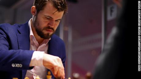 Carlsen affronta Daniil Dubov all'82 ° torneo di scacchi di Tata Steel.