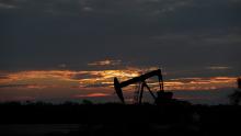 Il sole sta tramontando dietro uno scarico di pompa inattivo vicino a Karnes City, in Texas, mercoledì 8 aprile 2022. La domanda di petrolio continua a calare a causa della nuova epidemia di coronavirus. (Foto AP / Eric Gay)