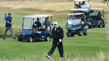 Trump cammina mentre gioca a golf sul campo di Ailsa a Trump Turnberry.