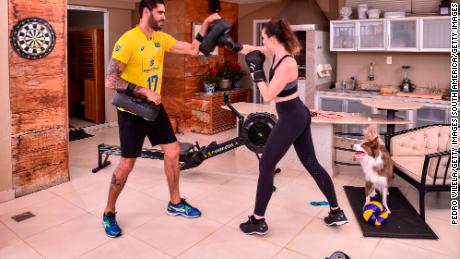 Evandro Guerra, giocatore della nazionale brasiliana di pallavolo, si allena a casa con sua moglie.