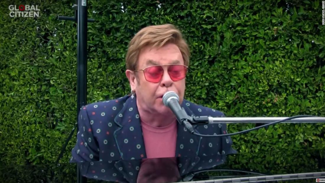 Elton John trasmette la performance di `` I'm Still Standing '' dal suo cortile