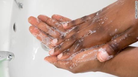 Perché sapone, disinfettante e acqua calda agiscono contro Covid-19 e altri virus