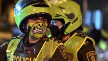 La polizia indossa maschere colorate a Cali, in Colombia, il 20 marzo, con l'avvio di misure preventive. 