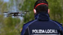 Un agente di polizia pilota un drone DJI Mavic 2 Enterprise con un sensore termico per controllare la temperatura delle persone il 9 aprile a Treviolo, vicino a Bergamo, in Italia.