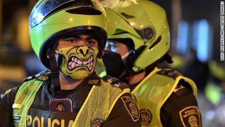 La polizia indossa maschere colorate a Cali, in Colombia, il 20 marzo, con l'avvio di misure preventive. 