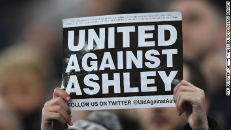 Un fan protesta Mike Ashley nella partita Man City di Newcastle della scorsa stagione.