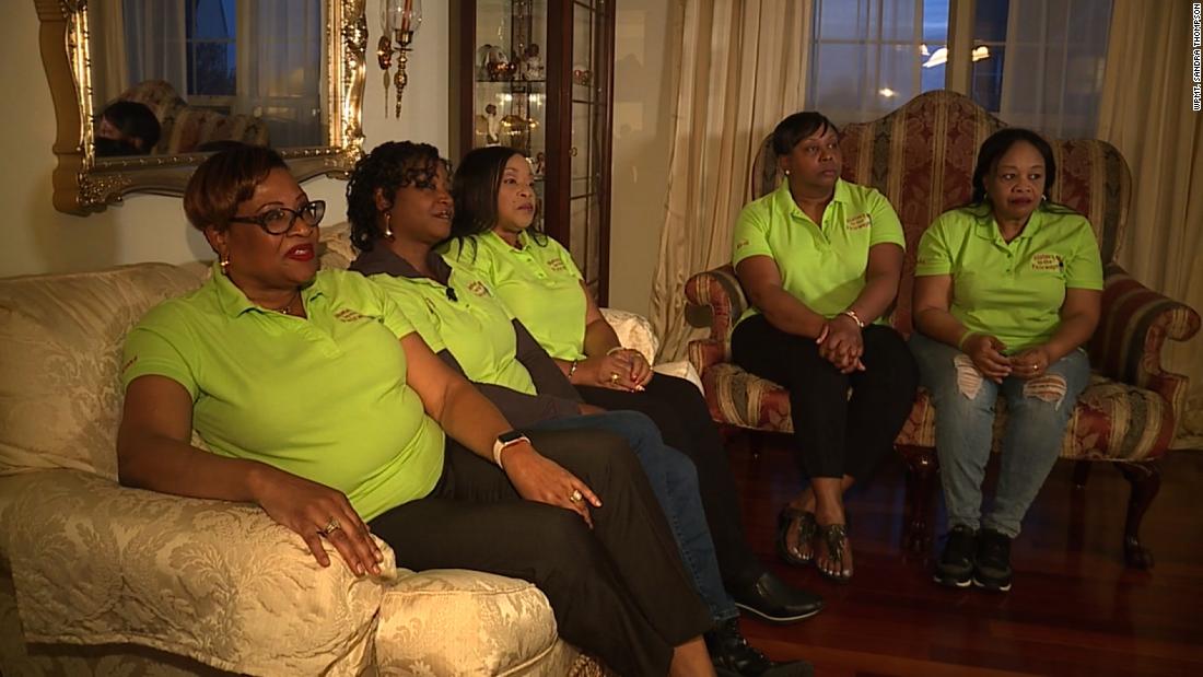 Le donne di colore inseguono il campo da golf della Pennsylvania che ha chiamato i poliziotti affermando di giocare troppo lentamente