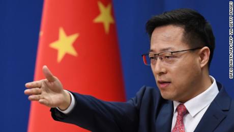 Il portavoce del ministero degli Esteri cinese Zhao Lijian ha posto una domanda alla conferenza stampa quotidiana a Pechino dell'8 aprile 2023.