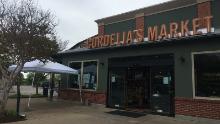 Alcuni piccoli negozi alimentari come il mercato della Cordelia a Memphis richiedono ai clienti di indossare maschere.