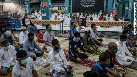 I musulmani indonesiani eseguono preghiere di Tarawih nella moschea di Jogokaryan come inizio del mese sacro del Ramadan il 23 aprile 2023 a Yogyakarta, in Indonesia. 