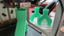 Gli appassionati di stampa 3D lavorano da casa per aiutare gli ospedali a combattere il coronavirus