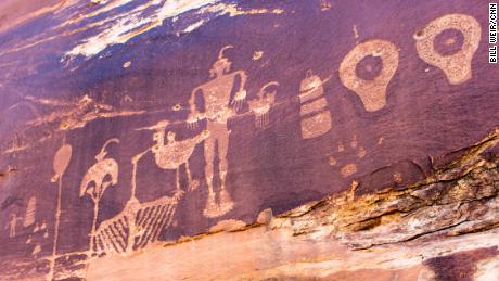 L'antica arte rupestre è caratterizzata da proiettili del tempo in cui i mormoni attraversavano le orecchie degli orsi nello Utah. 