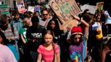 Greta Thunberg, centro, guida giovani attivisti e sostenitori a New York mentre chiedono azioni contro la crisi climatica.