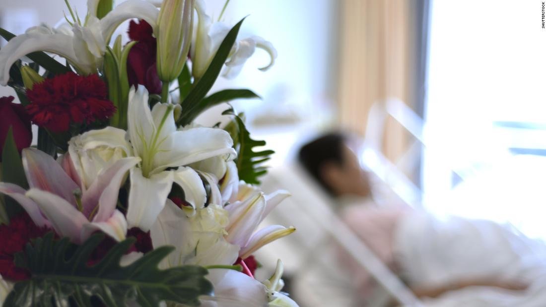 I cappellani ospedalieri colmano il divario tra pazienti e famiglie in lutto che non possono stare con loro