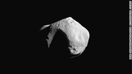 Non abbiamo immagini degli asteroidi scoperti di recente, ma i ricercatori immaginano che assomiglino a questo, chiamato Mathilde, immaginato dalla missione NEAR Shoemaker della NASA nel 1997. 